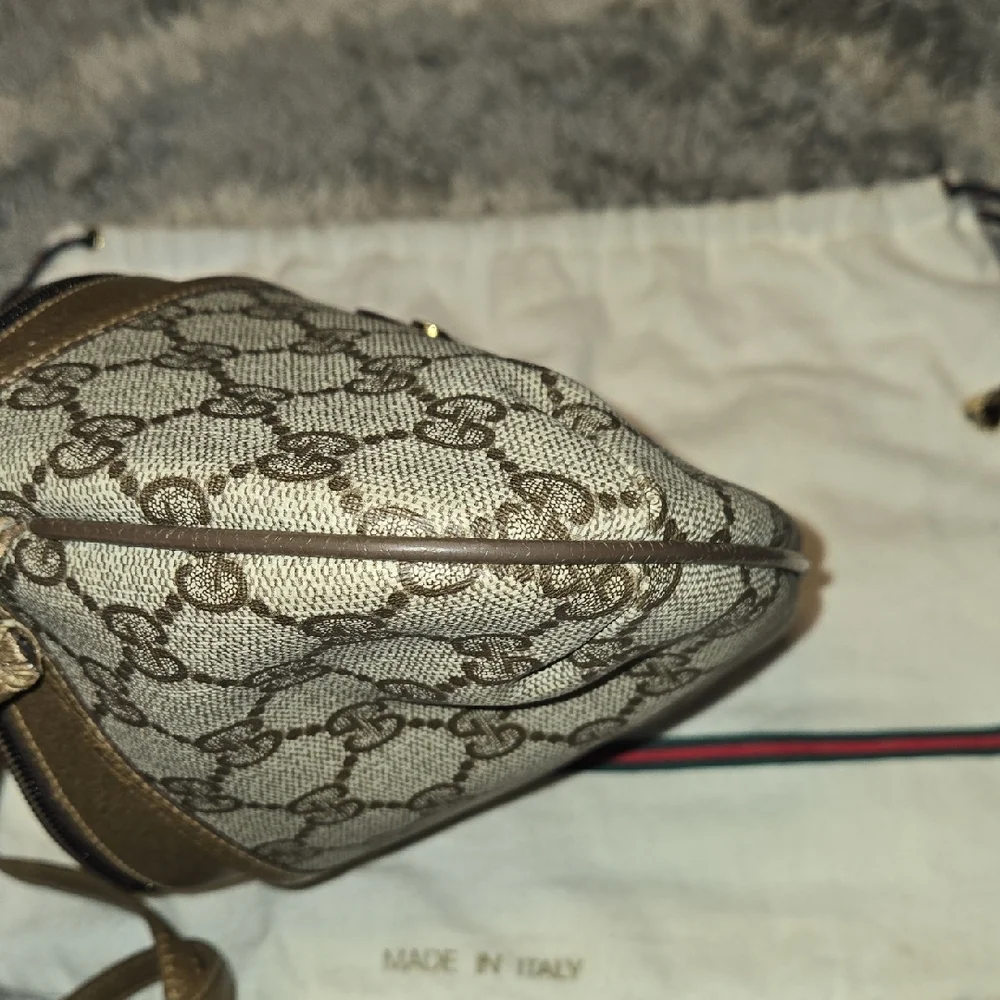 Gucci Signature Monogram Supreme Shoulder Bag in Brown and Cream - Picture 9 of 16